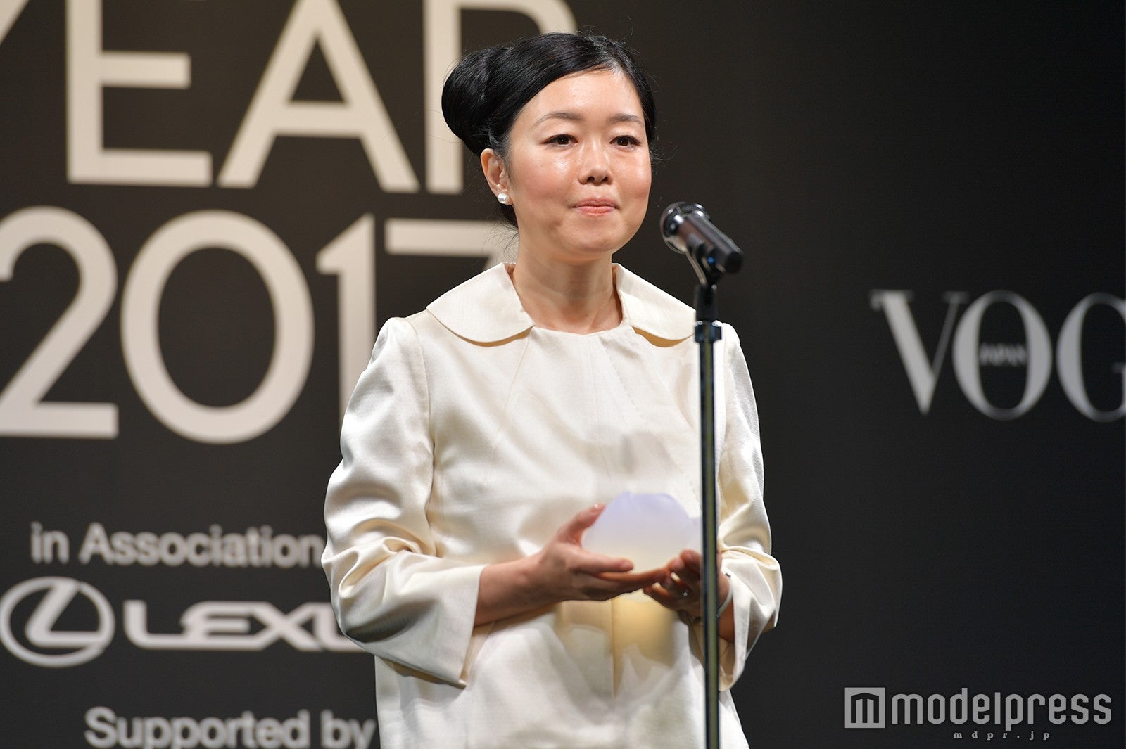 トロフィーを制作した森万里子氏 （C）モデルプレス