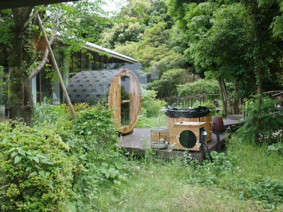 プレジャーリゾート 赤沢スパ 緑に囲まれたバレルサウナの外観