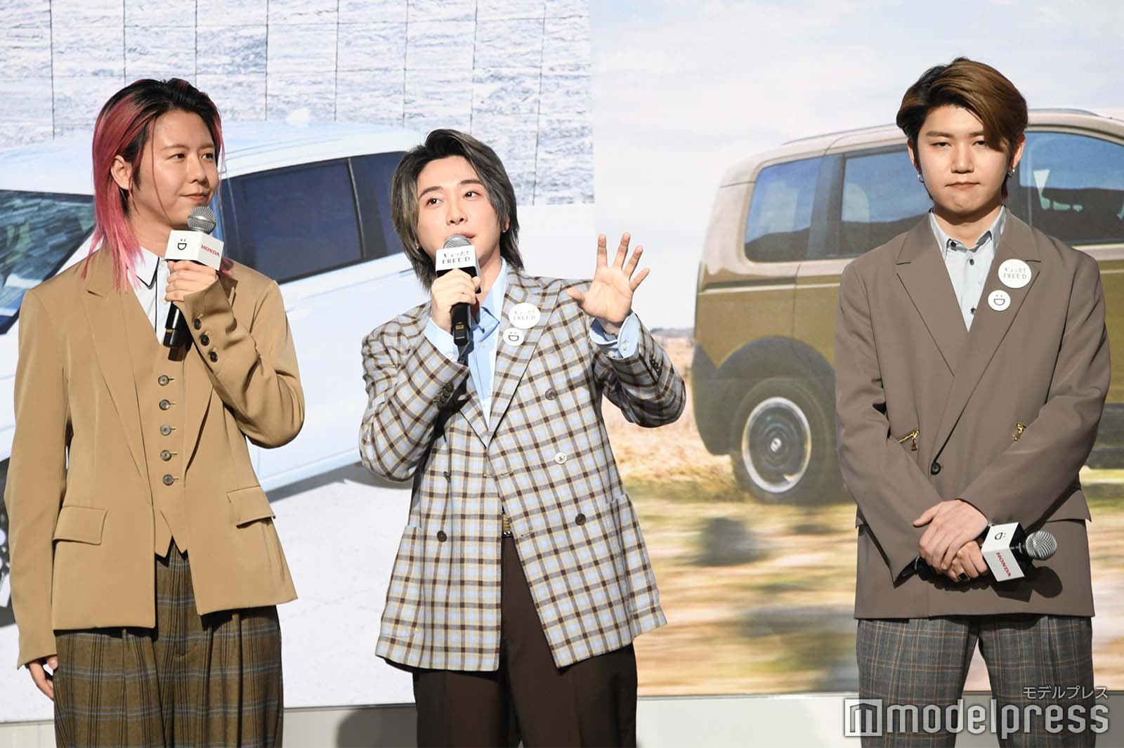 隣の大森元貴トークに横を向いて見守る藤澤涼架、前を向いてじっくり聞く若井滉斗（C）モデルプレス