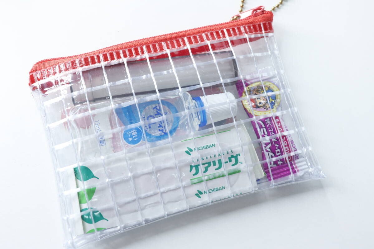 ミニメッシュポーチに絆創膏や目薬などの小物を収納