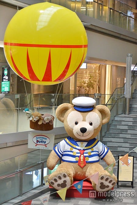 (左から)ダッフィー、シェリーメイ、ジェラトーニが乗って楽しんでいる気球/2m超えの巨大ダッフィー