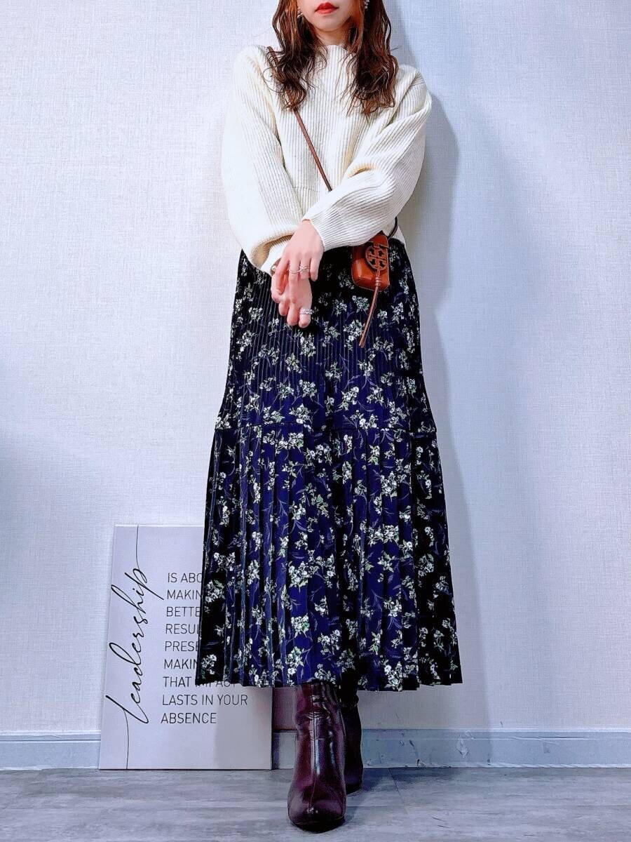 cocaラメニットセットアップ cocaラメニットトップスと花柄スカートコーデ