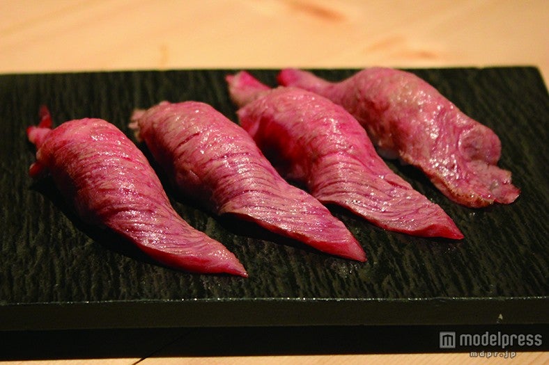 肉の匠 将泰庵「名物！！黒毛和牛 肉寿司」／画像提供：AATJ