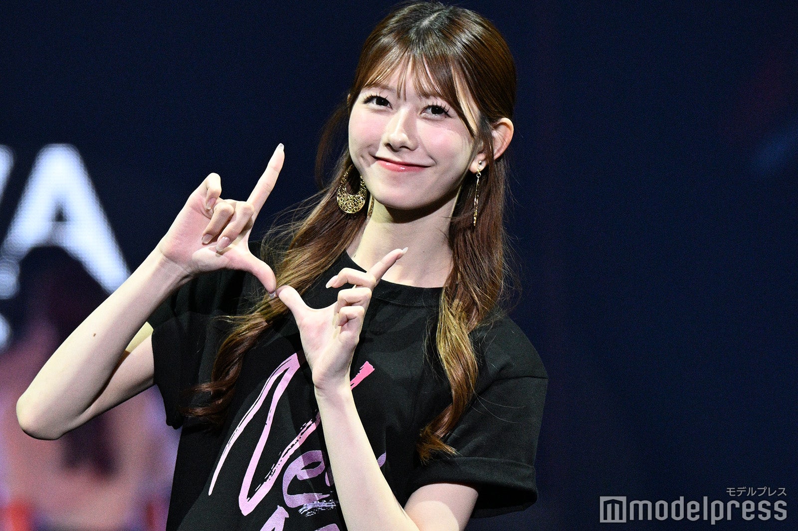 AKB48千葉恵里、色白美脚が映えるミニスカ姿でランウェイを魅了