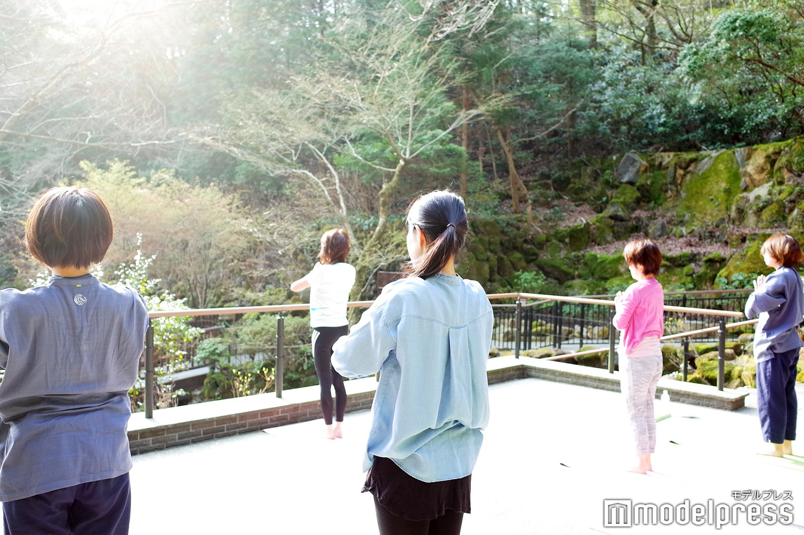 渓谷庭園での朝ヨガは初心者でも安心して参加できるレッスン内容（C）モデルプレス