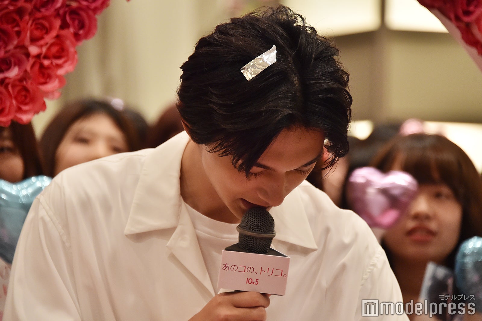 キラキラが頭にのっかってしまった吉沢亮 （C）モデルプレス