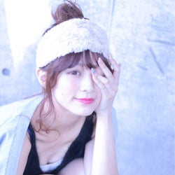ポニーテールにヘアバンドをプラスでいつもと違ったこなれヘア モデルプレス