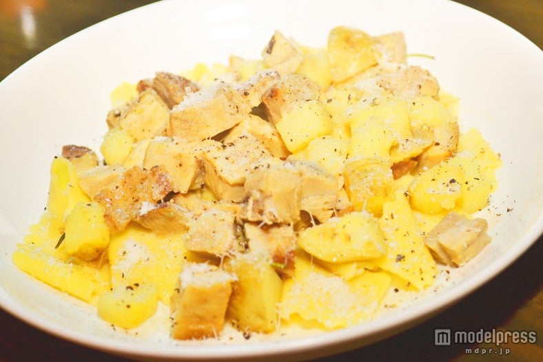 「やわらかく煮込んだ豚バラ肉とジャガイモのローズマリー風味 自家製パッパルデッレ」￥900