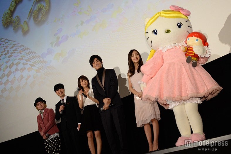 （左より）増田セバスチャン監督、藤井隆、有村架純、松坂桃李、板野友美、くるみ割りキティ