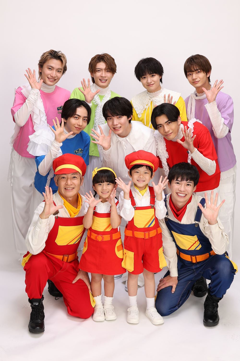 （後列左から）桜木雅哉、杢代和人、大倉空人、吉澤要人（中列左から）長野凌大、小泉光咲、武藤潤（前列左から）つるの剛士、本田涼香、石井湊太、梶谷直史アナ（C）フジテレビ