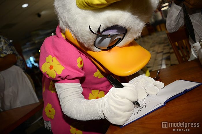 サインをするデイジーダック