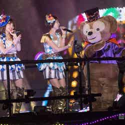 小嶋陽菜、篠田麻里子、ダッフィー／「みんなにありがとうスペシャルナイト AKB48 in ディズニーシー」と題したスペシャルショー「Halloween Party with AKB48」／(C)Disney