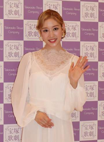 宝塚 月組トップ娘役・天紫珠李 トップ鳳月杏とは「一緒に退団が目標でした」