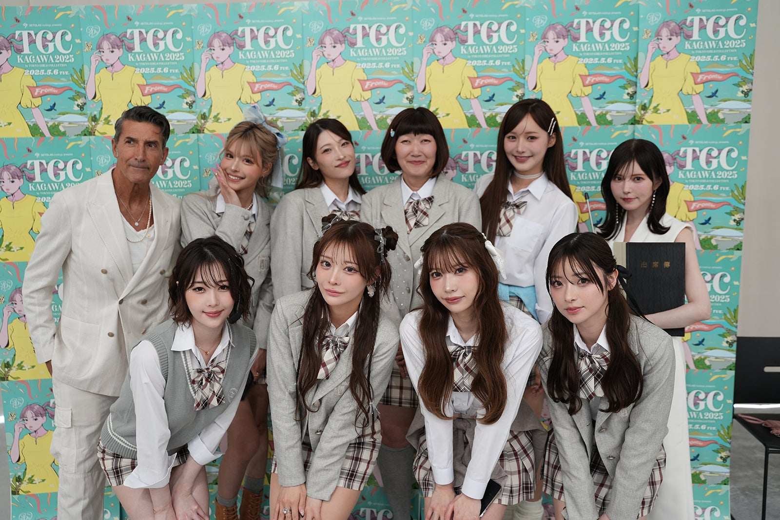 （後列左から）パンツェッタ・ジローラモ、今井アンジェリカ、二瓶有加、川村エミコ、きほ、益若つばさ（前列左から）RIKO、FUKA、ASUKA、TSUKASA（提供写真）