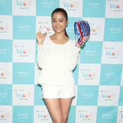 モデルプレス - 朝ドラ出演で注目のモデル、美脚全開で始球式