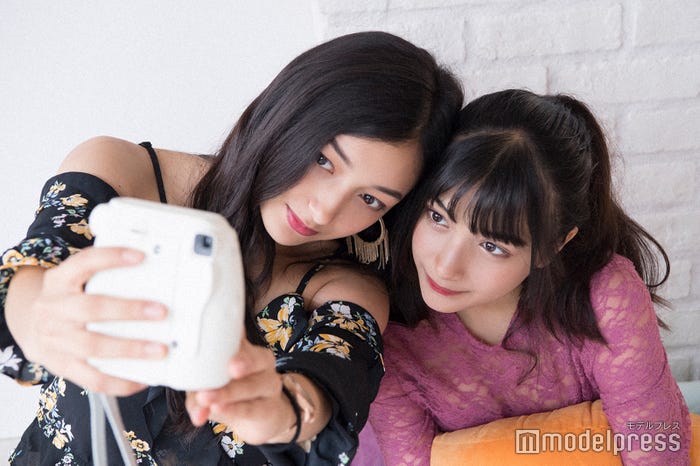 チェキで自撮り(左から)エリカ、マリナ (C)モデルプレス