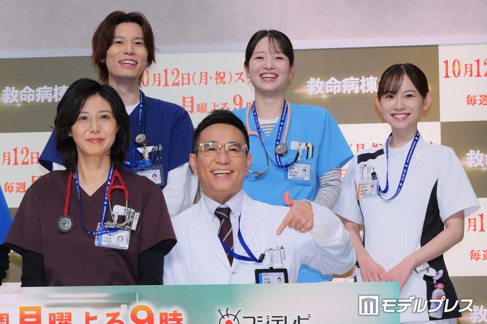 (後列)萩原利久、横田真悠、杏花(前列)松嶋菜々子、八嶋智人(C)モデルプレス