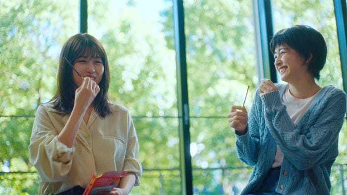 有村架純、佐久間由衣/「友人をさそおう」篇より(提供写真)