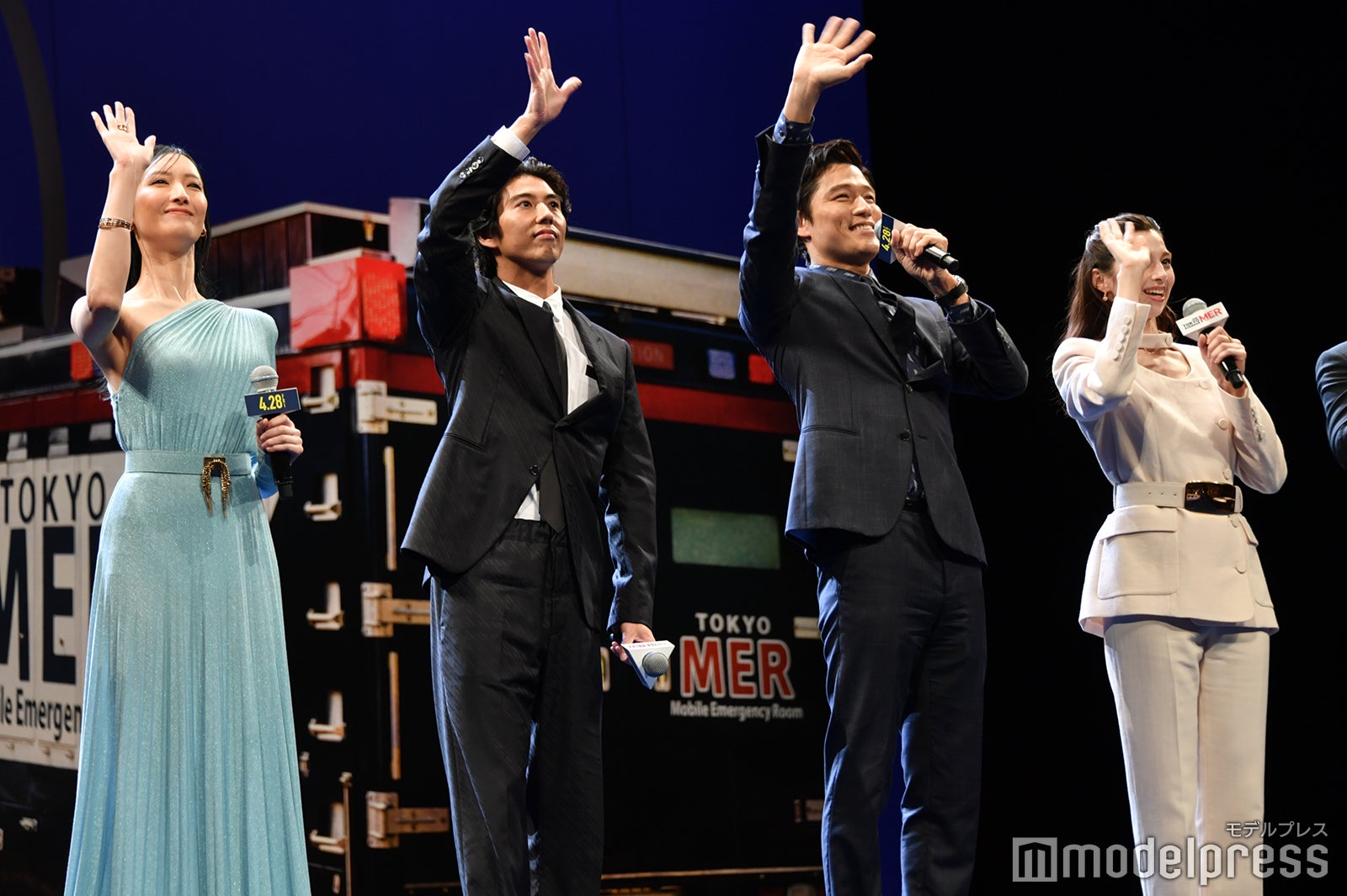 観客に手を振る菜々緒、賀来賢人、鈴木亮平、中条あやみ（C）モデルプレス