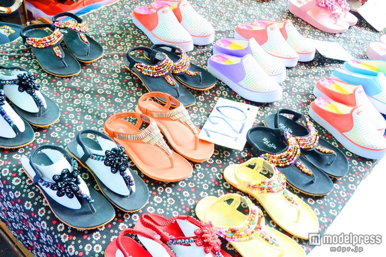 カラフルなビーズ付きのサンダルも、とってもリーズナブル