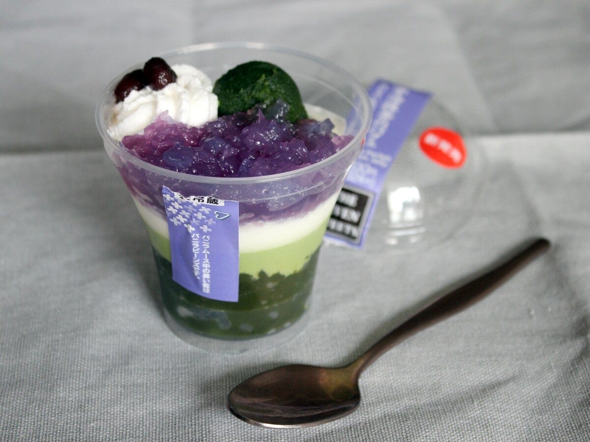 いちばん下の層は抹茶の葛ゼリー。蒸し暑い季節でもさっぱりと食べやすい