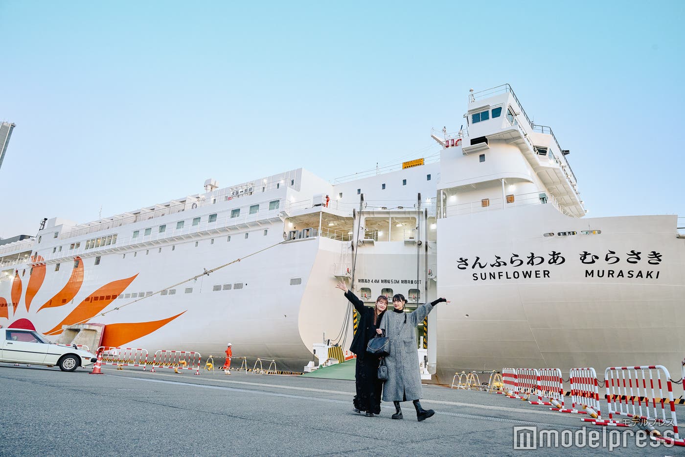 いざフェリー旅へ/(右)shiina ioriさん、(左)Akaneさん(C)モデルプレス