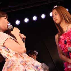 板野友美（右）、小嶋陽菜（左）／卒業公演（C）AKS
