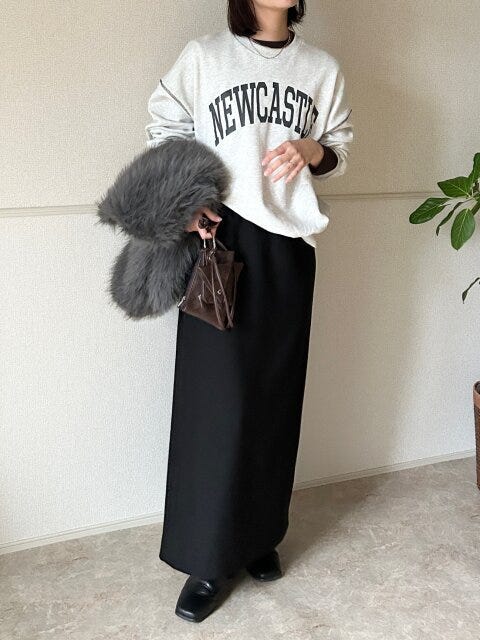 GUソフトシアークルーネックTのロゴスウェットコーデ