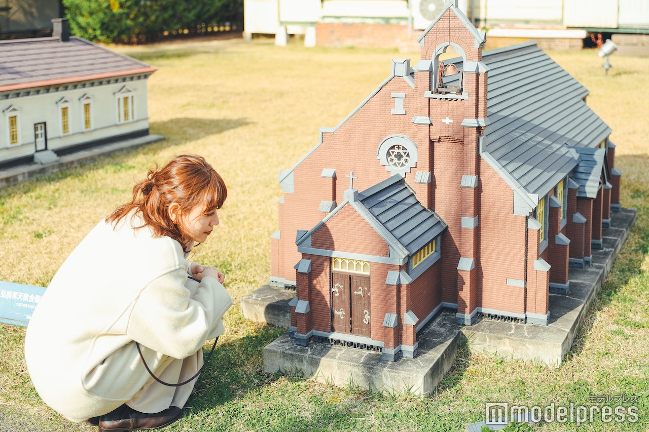 弘前昇天教会堂のミニチュア前にて （C）モデルプレス