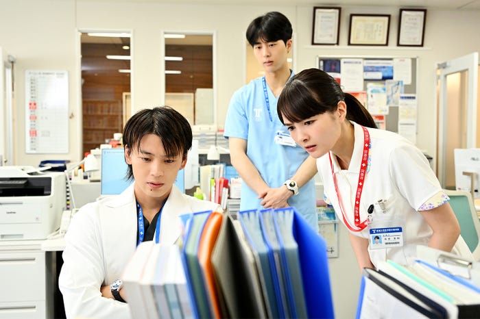 竹内涼真、キム・ムジュン、葵わかな「ブラックペアン シーズン2」第4話より(C)TBS