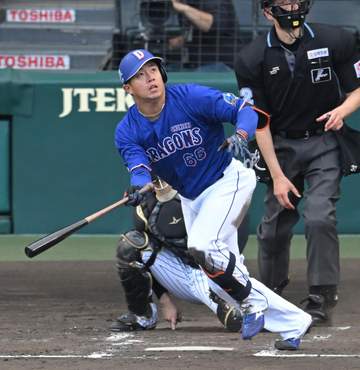 中日 鵜飼航丞が1号逆転2ラン！今季初出場＆初スタメンで3年ぶりの一発 左翼席の中日ファンから大歓声