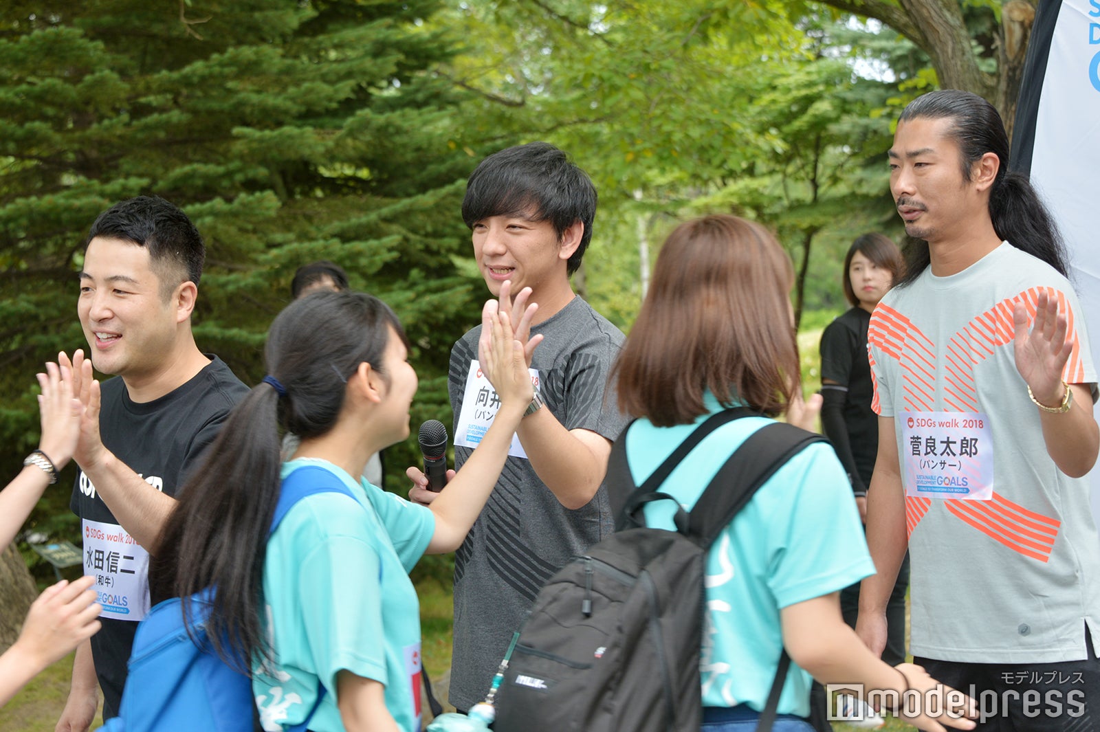 芸人とハイタッチしてからスタート（C）モデルプレス
