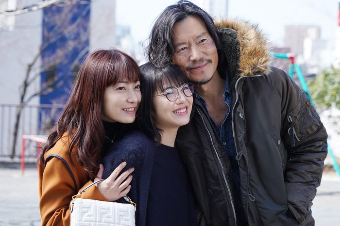 菅野美穂、浜辺美波、豊川悦司「ウチの娘は、彼氏が出来ない!!」最終話より(C)日本テレビ