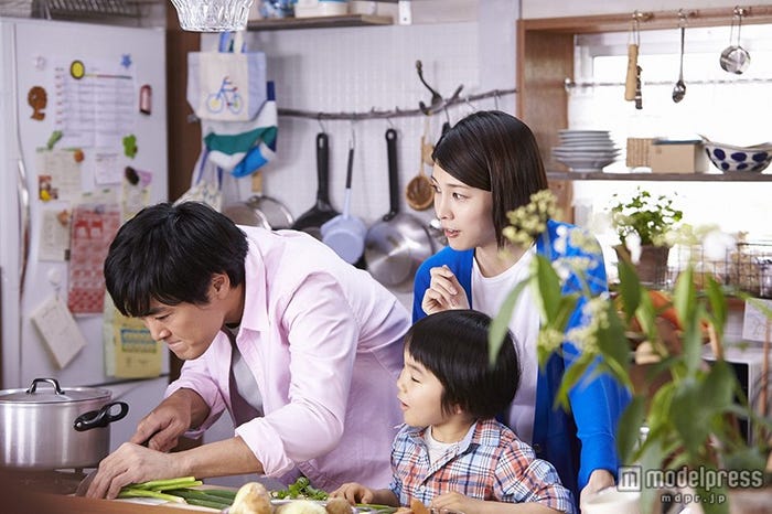 慣れない手つきで料理に挑戦する劇団ひとりを心配する竹内結子/CMカットより