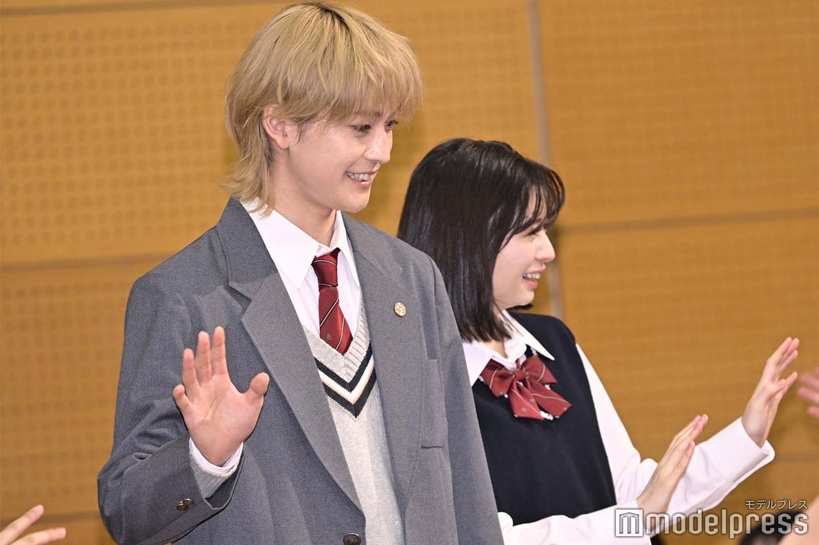 サプライズ登場した高橋文哉、桜田ひより（C）モデルプレス