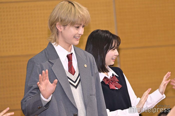 サプライズ登場した高橋文哉、桜田ひより(C)モデルプレス