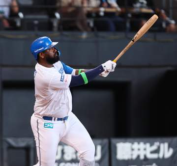 日本ハム・新庄監督「え？俺？」の仕草 レイエスが三回にフェンス最上部直撃2点二塁打 本塁打の確認をリクエストしたと判断され天仰ぐ