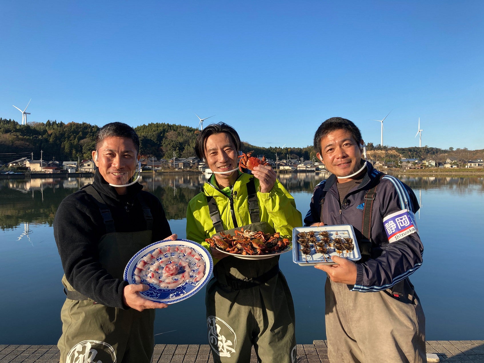 前園真聖（左）、津田寛治（中央）（C）テレビ東京