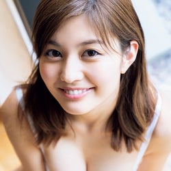 No.1新人レースクイーン林ゆめ“奇跡のプロポーション”で魅了