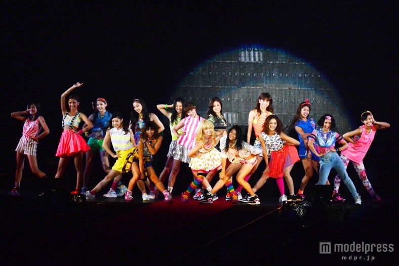 「GirlsAward 2013 AUTUMN ／WINTER」でコラボレーションしたE-girlsと阿部サダヲ