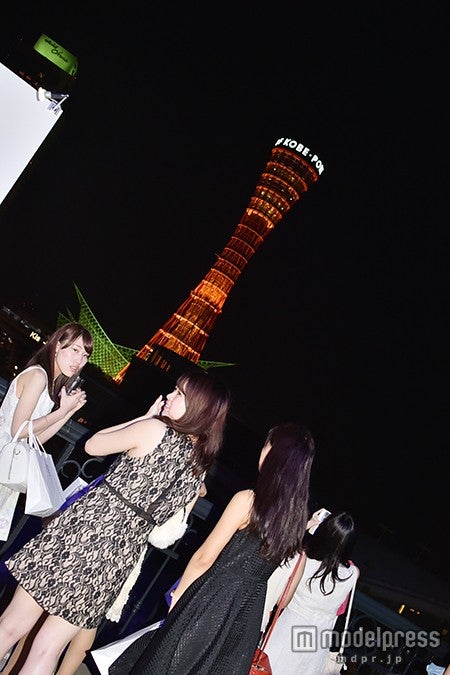 夜景を堪能する来場者