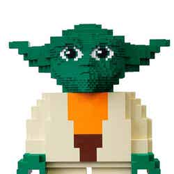 157cmのレゴのヨーダ／LEGO and the LEGO logo are trademarks of the LEGO Group．（C）2015 The LEGO Group．（C）＆TM Lucasfilm Ltd．
