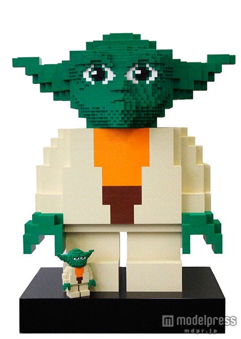 157cmのレゴのヨーダ/LEGO and the LEGO logo are trademarks of the LEGO Group.(C)2015 The LEGO Group.(C)&TM Lucasfilm Ltd.