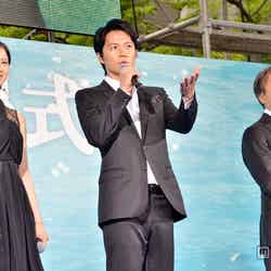 左から：吉高由里子、福山雅治、西谷弘監督