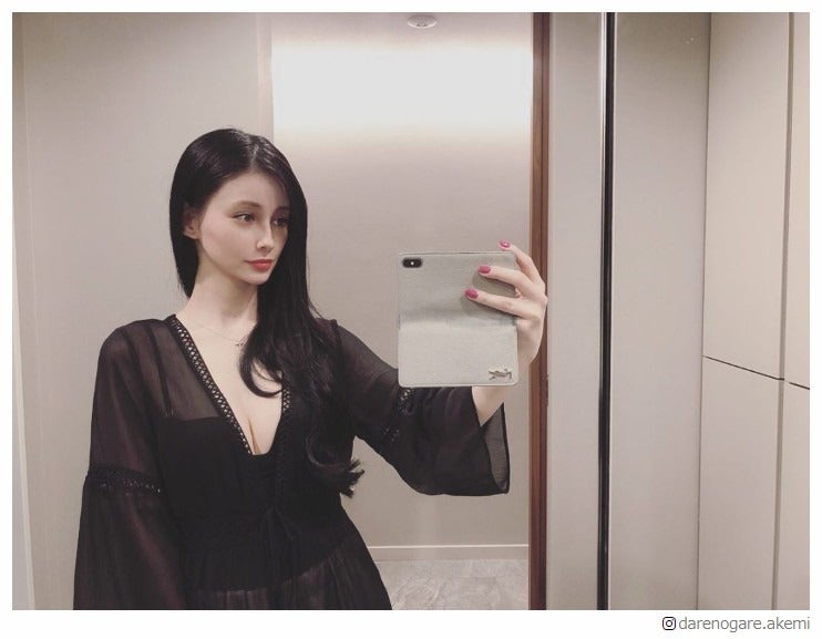 ダレノガレ明美、美バスト披露ショットに「セクシーすぎる」の声
