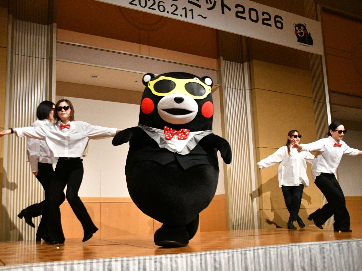 ノリノリでダンス！＝2月11日、熊本市