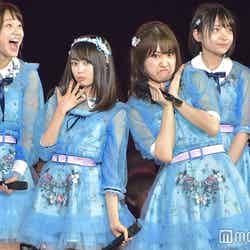 「面白くなりたい！」とバラエティ班中西智代梨と変顔を同時に披露することになったが裏切る樋渡結依（左）「やってんな」とツッコミ殺到「AKB48単独コンサート～ジャーバージャって何？～」夜公演 （C）モデルプレス