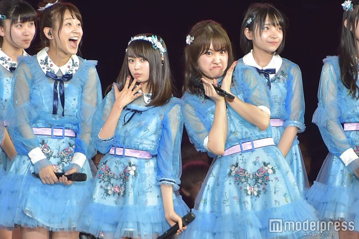 日本でもお笑い担当の中西智代梨(右) (C)モデルプレス