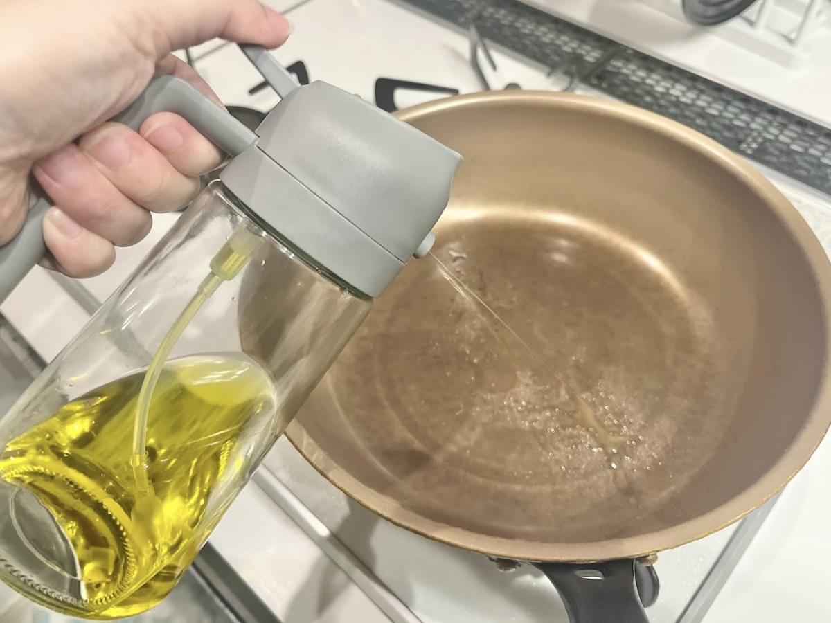 【本音レビュー】3COINSの「オイルスプレーボトル」で料理のひと手間が減った？ヘルシー調理も◎