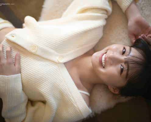 NMB48山本彩加、肌見せ寝転びショットにドキッ 最後の制服姿も披露